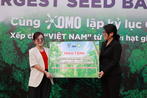 Đại diện OMO trao tặng 10.000 banh hạt giống cùng 1.000 cây con (Gõ mật, Cẩm lai Bà Rịa, Chiêu liêu nước) cho Khu Bảo tồn Thiên nhiên - Văn hóa Đồng Nai.