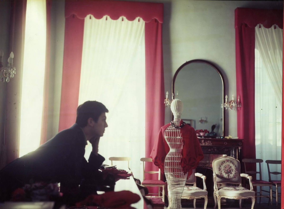 Valentino trở về Rome mở nhà mốt mang tên mình vào năm 1960.