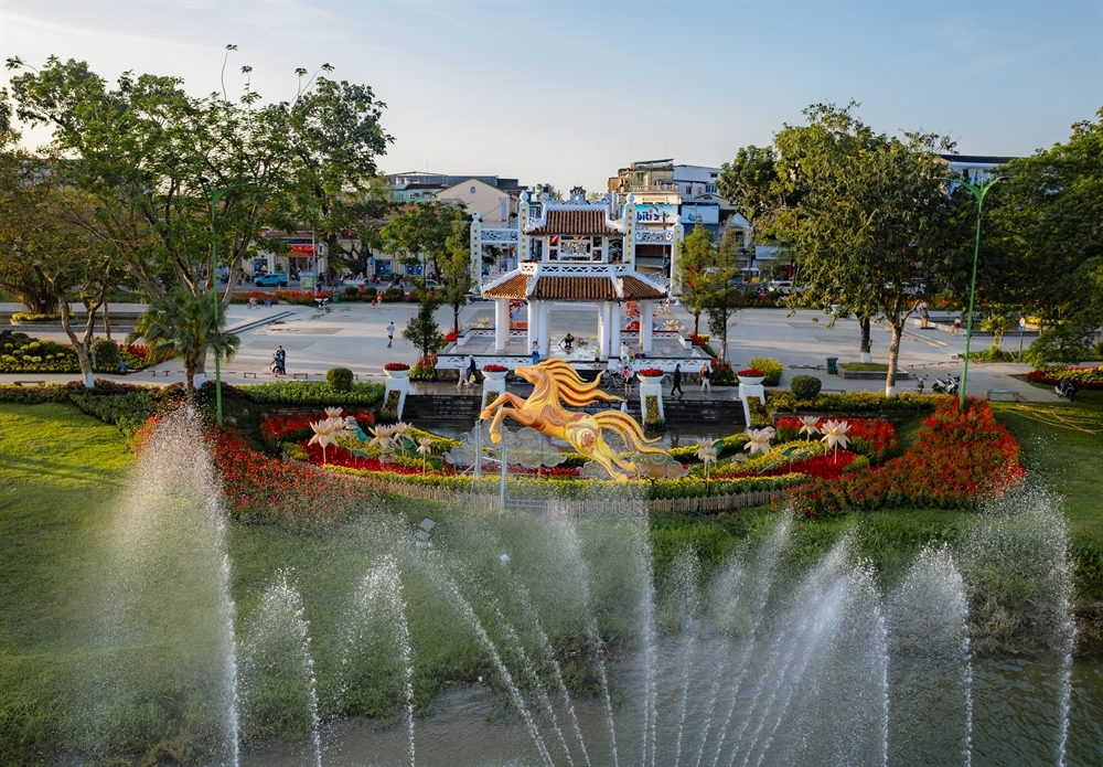 Tổng thể linh vật Ngựa tại Hội Xuân Huế 2026 không hướng đến việc mô phỏng hình dáng thực tế, mà thể hiện hình ảnh một Huế đang chuyển mình. Trong năm thành phố Huế chính thức trở thành thành phố trực thuộc Trung ương, sự đổi mới trong cách tạo hình, trên nền tảng bản sắc Cố đô, được xem như một dấu ấn thị giác cho chặng đường phát triển mới của đô thị di sản.